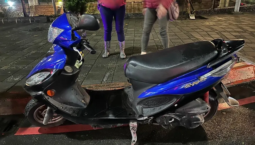 【影】電動自行車闖紅燈撞人肇逃　肇事駕駛疑為移工