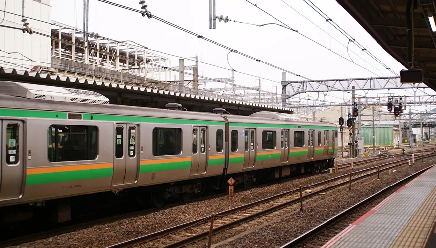 日男疑酒醉摔落鐵軌遭電車撞死　救援友人也重傷