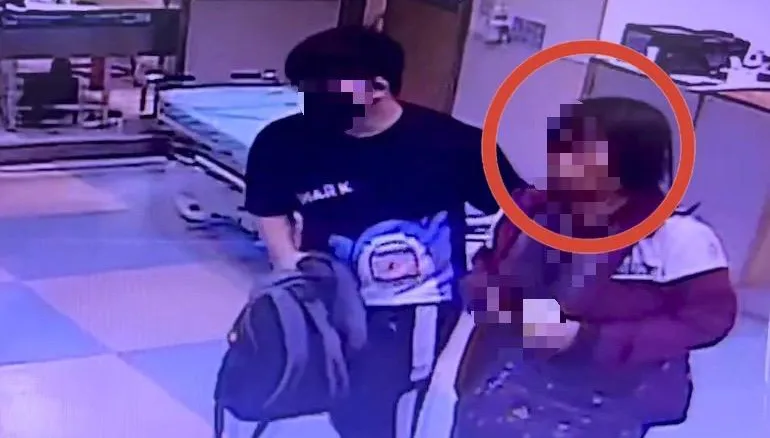 【影】送醫慘況曝光！拾荒婦遭鐵棍辣椒水攻擊重傷　警逮2嫌竟有親戚涉入