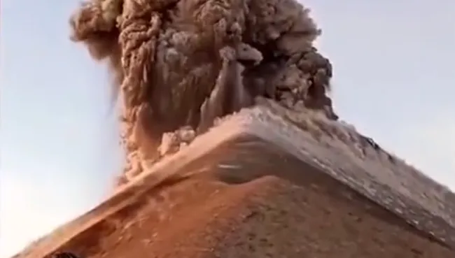 火山灰竄2公里之高！瓜地馬拉火峰火山噴發　國內最大機場被迫關閉