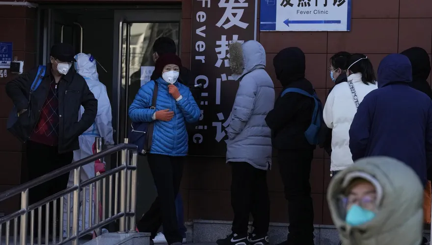 陸防疫鬆綁多地發燒門診爆滿　北京老人零下6度嚴寒夜室外排隊候診