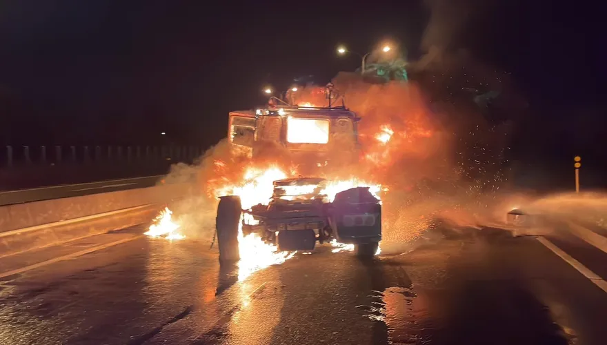 【影】危險！台61線砂石車驚傳事故　熊熊烈火幾乎吞沒整輛車