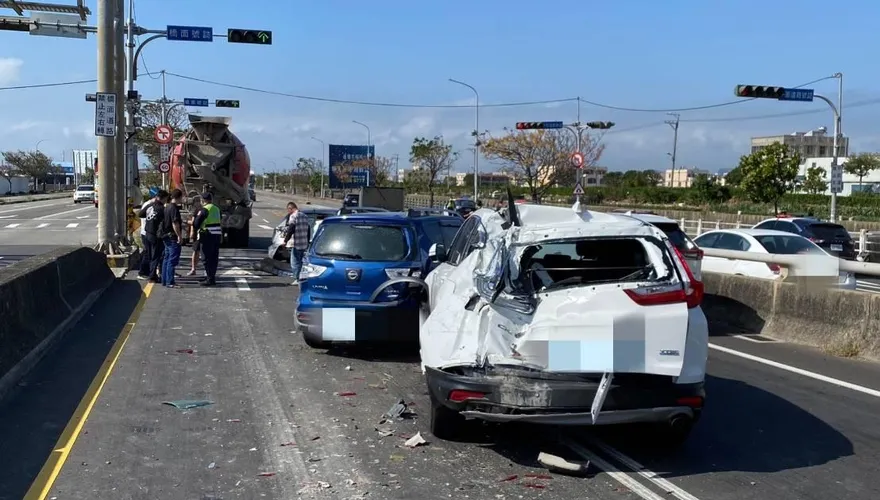 【影】向上路驚見混凝土車連環車禍！　5車瞬間被撞成一團畫面全曝光