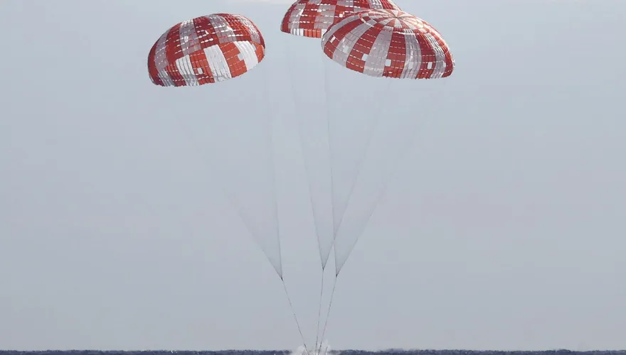 【影】任務圓滿結束！NASA獵戶座太空船掠月後返回地球　安全濺落太平洋