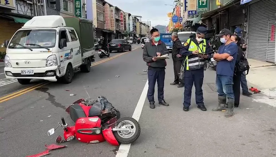 快訊/台中85歲騎士左轉遭貨車撞飛！送醫搶救不治