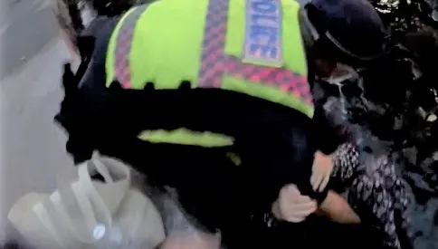 【影】注意看這位阿sir太猛了！見阿嬤掉河裡　忍低溫跳水救人現場掌聲響起