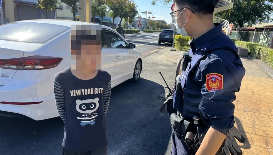 【影】「不乖就下車」9歲童認真了！暖警父愛爆發助尋回