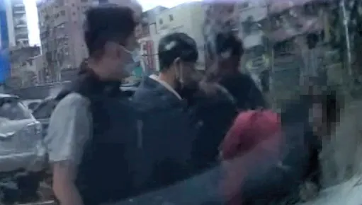 【影】通緝犯擁2槍逃竄新北八里　新莊警一擁而上逮人嚇呆他