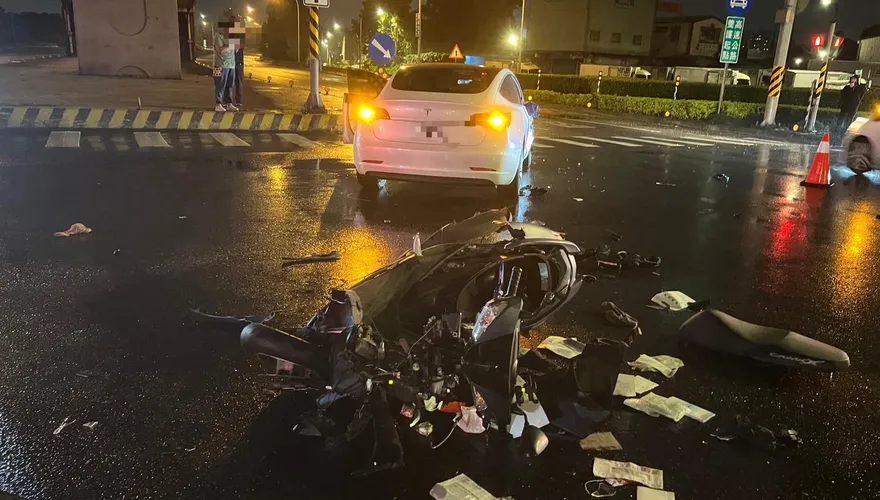 【影】新店騎士醉撞特斯拉！車毀人摔飛…撞擊瞬間曝光