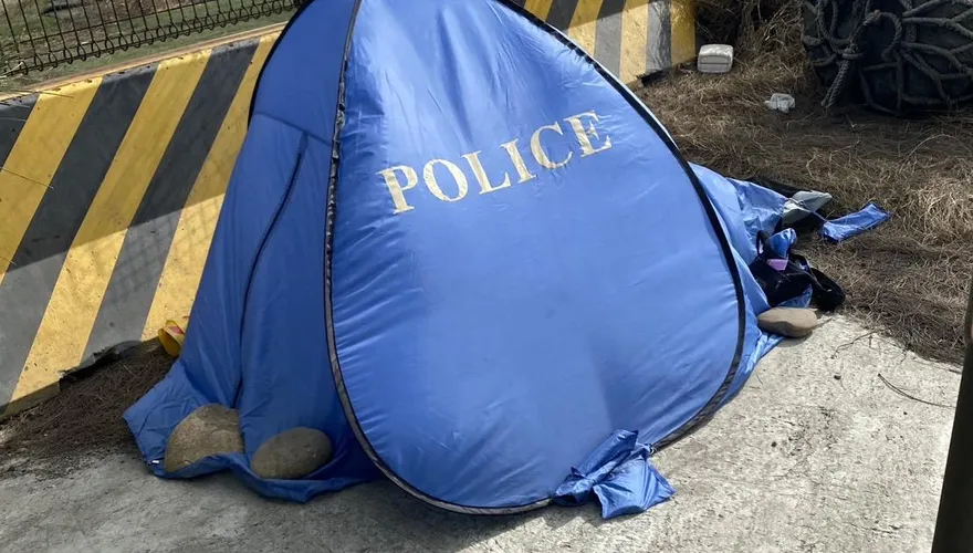 【影】台中港20號碼頭邊驚見女屍　身上無衣物　警查出身分將報請檢方相驗