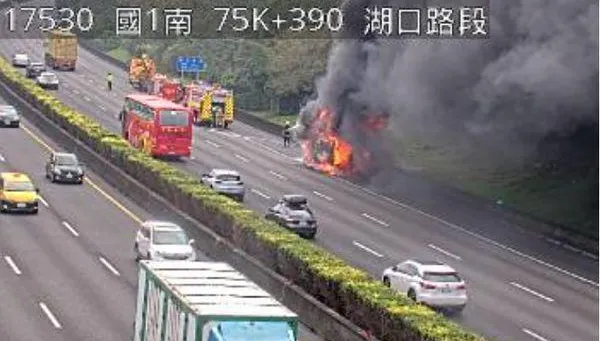 快訊/國1北上湖口段驚傳大客車火燒車！全車陷火海