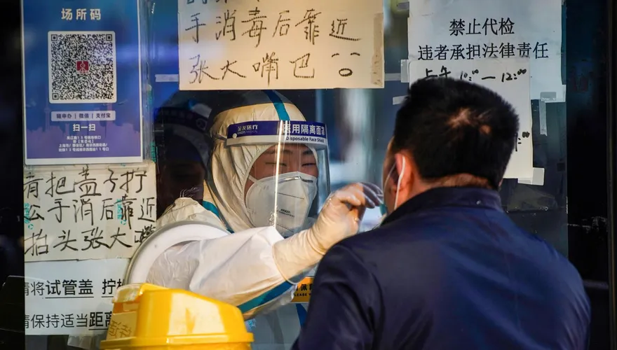 上海男子尋核酸檢測點　誤入方艙「遭隔離五天」就地直播網圍觀