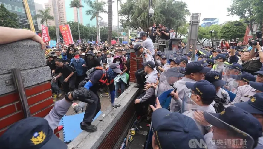 反年改八百壯士闖立院　吳斯懷無罪確定