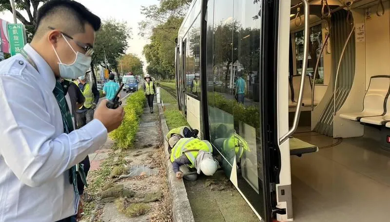 這回是跟草皮的事！高雄輕軌列車半路「吃草」　被迫停駛疏散50乘客