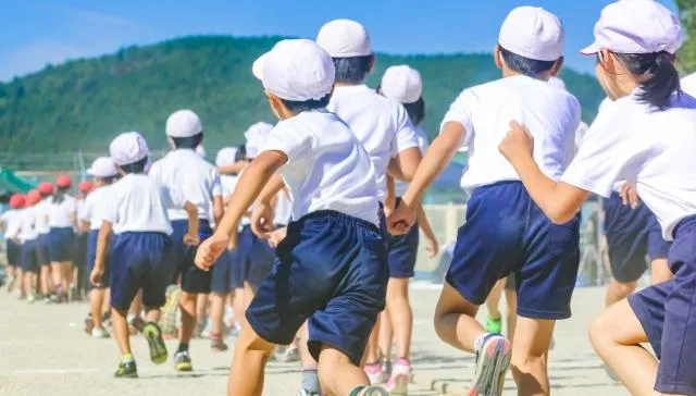 日本小學生修學旅行慘遭粗心老師「丟包」　幸遇好心卡車司機幫送回