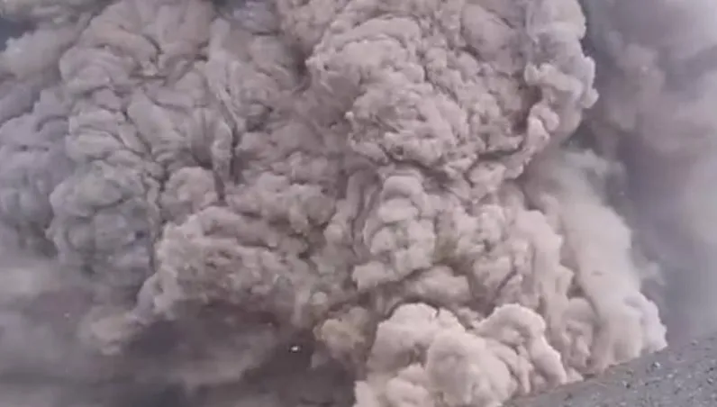 【影】智利嚮導帶登山客爬火山正好遇噴發　生死一瞬全都錄下