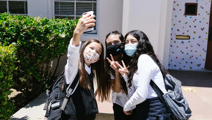 好嚴格！澳洲女高中生戴美甲片遭學校「隱形」　家長怒嗆學校雙標