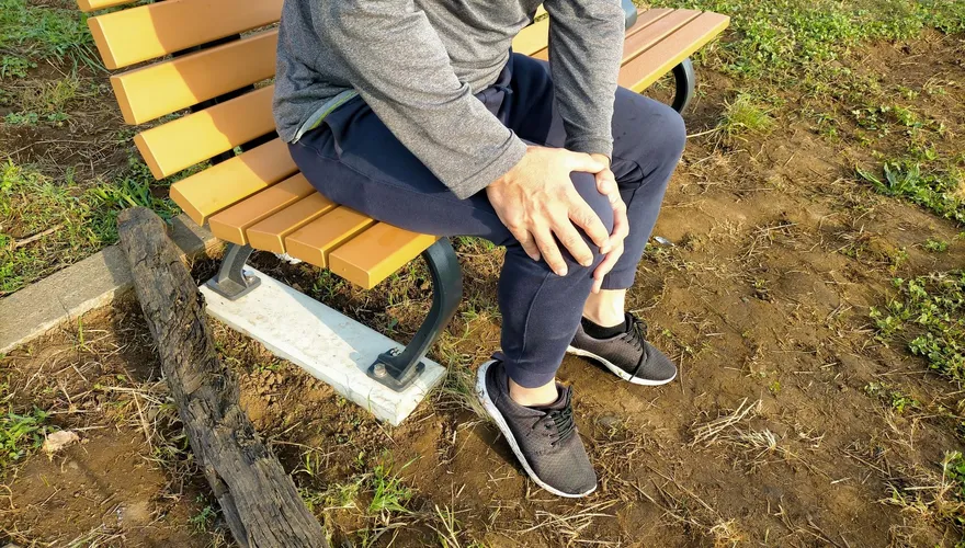膝蓋痛就要換人工關節？醫揭：5種人可考慮「先不開刀」