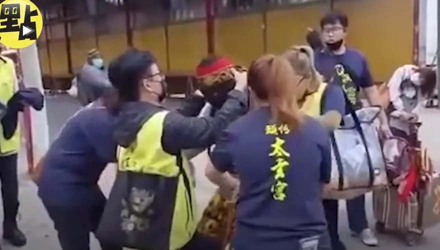 【影】太玄宮乩身動粗最新影片曝光　不同角度拍攝巴掌聲仍響徹雲霄