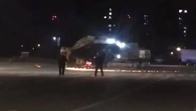 【影】失控怪手！瘋狂轉圈劃地冒出火花、多輛轎車遭砸壞　傳致1死肇事工人被當場擊斃