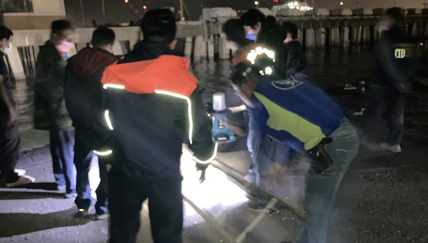 高雄又漂男浮屍！「1男手遭綑綁」躺旗津海面　驚見3字詭異紙條