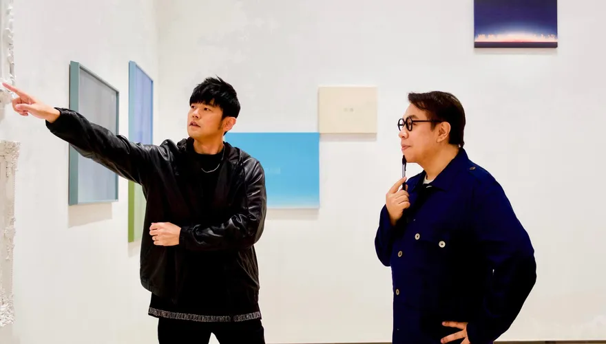 【影】〈蔡康永創作展〉周杰倫超捧場！　買下三幅觸動內心畫作