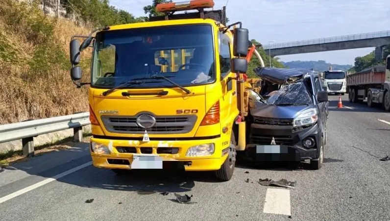 小貨車國道衝撞緩撞車！右車身幾乎被切　副座乘客首當其衝慘死
