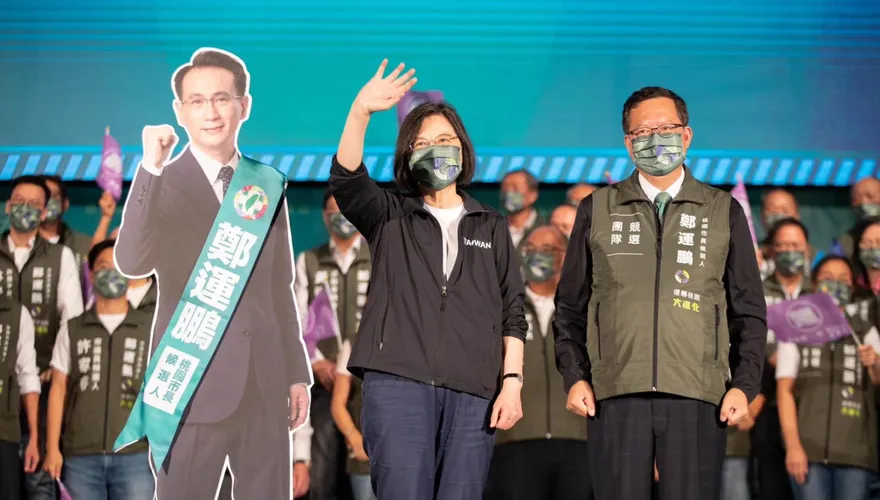有人要搶徐巧芯的「蜜獾」！　施正鋒稱「她」緊咬不放：活像拚命三郎的蜜獾