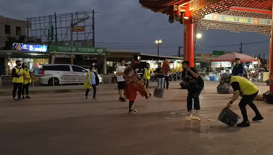 頭份太玄宮爭議又一樁！乩身竟踢飛祖廟金爐引爆網友怒火