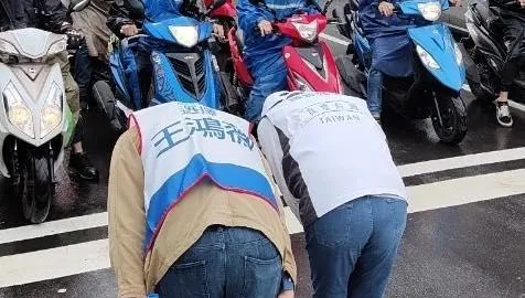 王鴻薇確診最強分身！羅智強、楊植斗寒冬冒雨　街頭鞠躬拜票