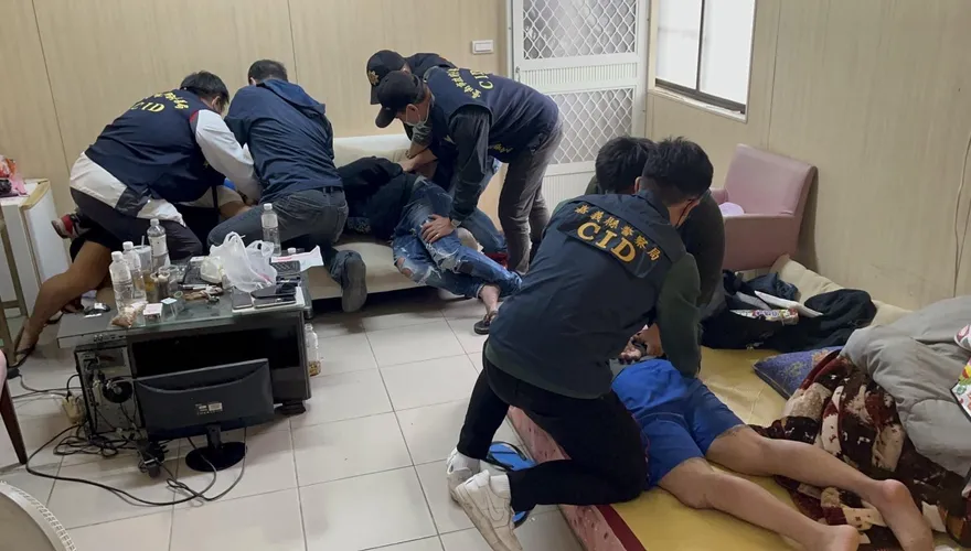 【影】萬顆感冒藥製毒～油漆行掩護仍被警識破　直搗黃龍壓制逮捕！