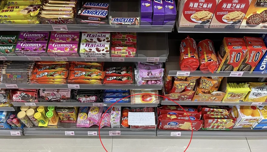 妹妹扒走可樂糖！店家「暖心勸世」還附注音　網友喊：人真好