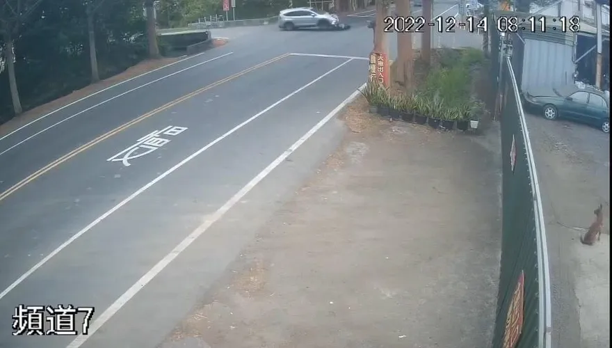 【影】雲林女騎士路口遭撞亡！人被輾、車燒毀…關鍵影像曝光