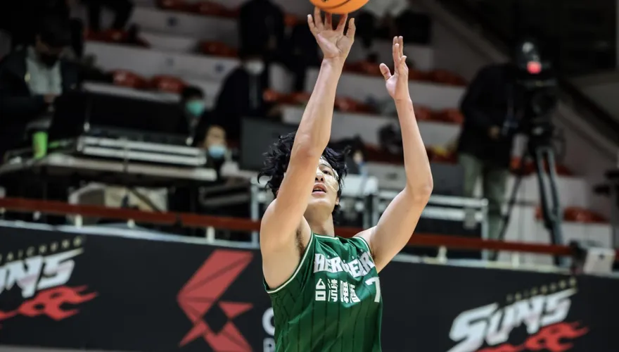 變身第4節先生！李啓瑋單節海灌15分　英熊輕取太陽奪對戰2連勝