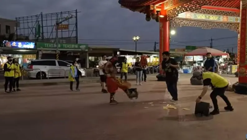 頭份太玄宮黑歷史盡出！乩童「一腳踢飛金爐」 畫面挨酸：準備參加世足