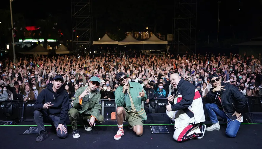 張震嶽睽違2年開演唱會！竟突遭一群「兄弟」突襲　粉絲全驚呆