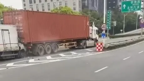 【影】貨櫃車錯上高架原地倒車…啪一聲！2人慘死車內