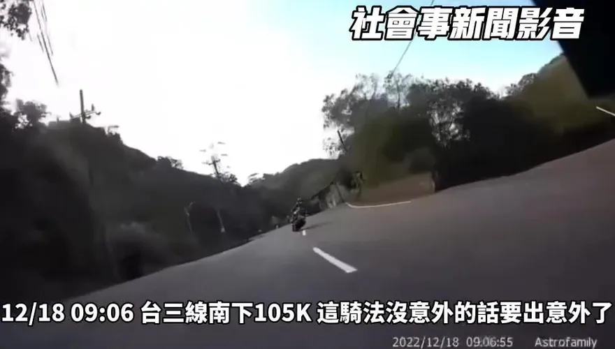 【影】台3線大型重機自撞電桿！車輛燒毀、騎士骨折…失控原因曝光
