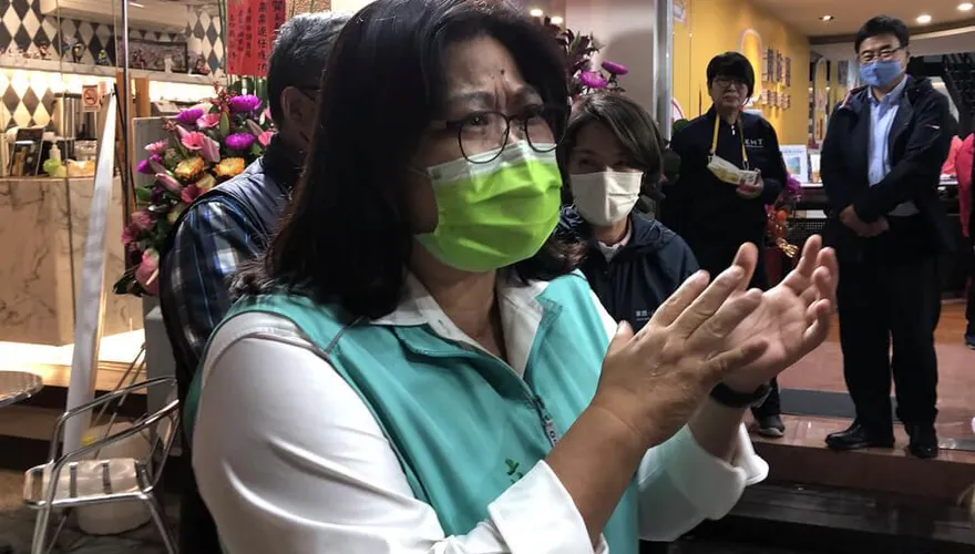 綠委王美惠赴黃敏惠總部賀當選　盼合作爭取中央建設嘉義