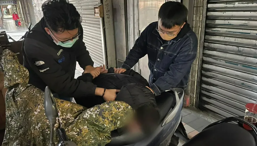【影】惡鄰覬覦鄰居隨身大筆現金　教唆持槍行搶所幸拿到「槍王」　錢沒搶成被警及時壓制