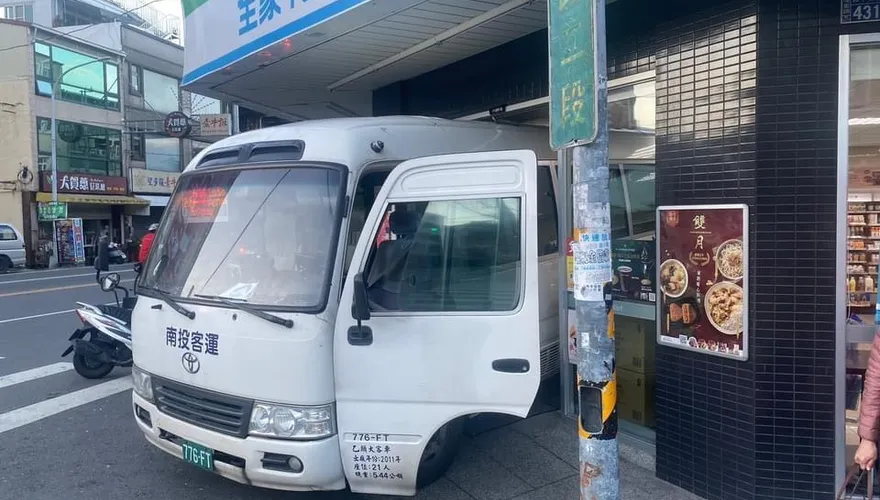 【影】恐怖！中巴「倒退嚕」準準撞進全家　竟因酒駕司機未拉手煞車惹禍