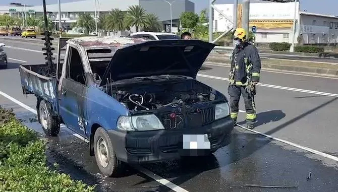 【影】快訊/ 嘉義高鐵大道旁驚傳火燒車　小貨車內裝全燒毀