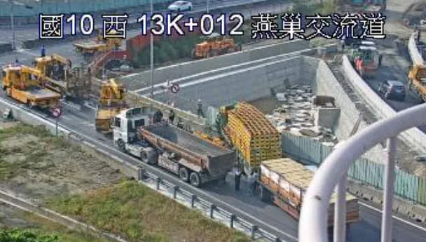 快訊/國道10號燕巢出口嚴重車禍事故！聯結車追撞砂石車　出口匝道暫時封閉
