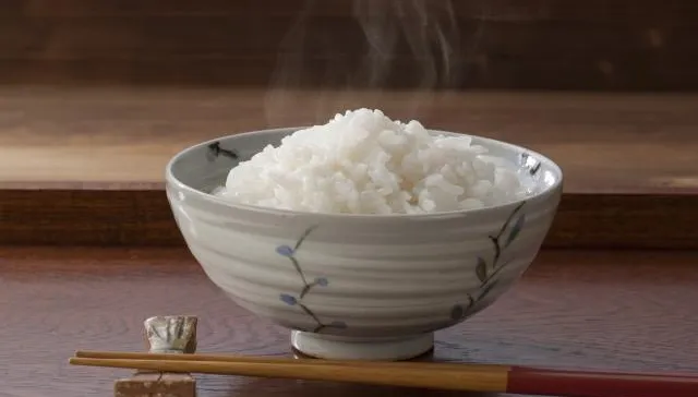 給我飯！　醫慘揭「0碳水飲食」3後果：全身布滿紅疹