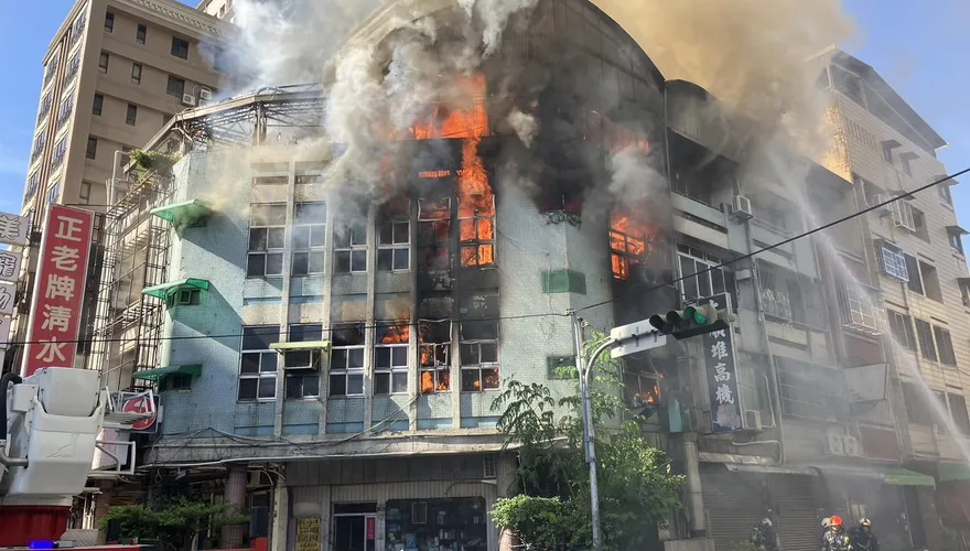 【影】疑炸排骨釀大火…台中50年老店火警！黑煙爆竄蔓延5民宅