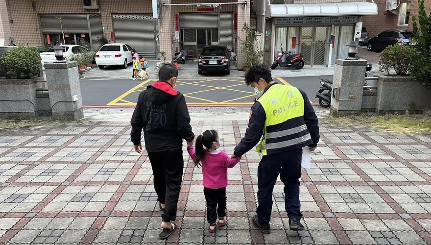 3歲孩童寒冬走失！臺南警與熱心民眾合作護女童十分鐘找回