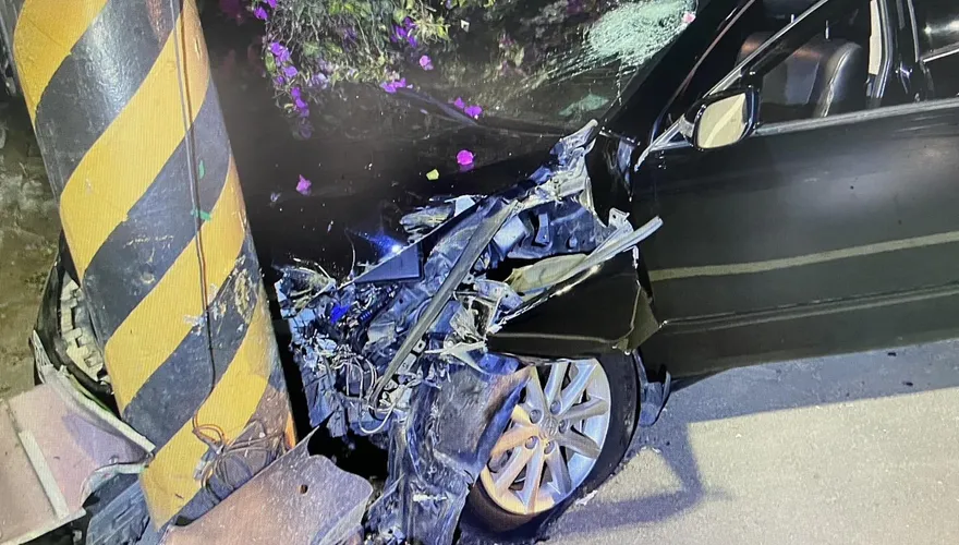 【影】 酒駕又來了！高雄小客車自撞電線桿　駕駛地檢署送辦