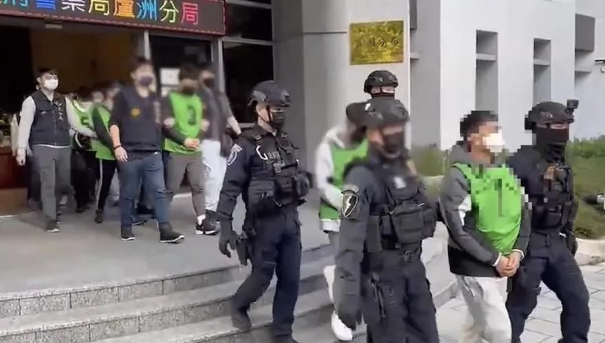 詐騙機房藏身新北透天厝　假交友騙博弈投資警逮11人