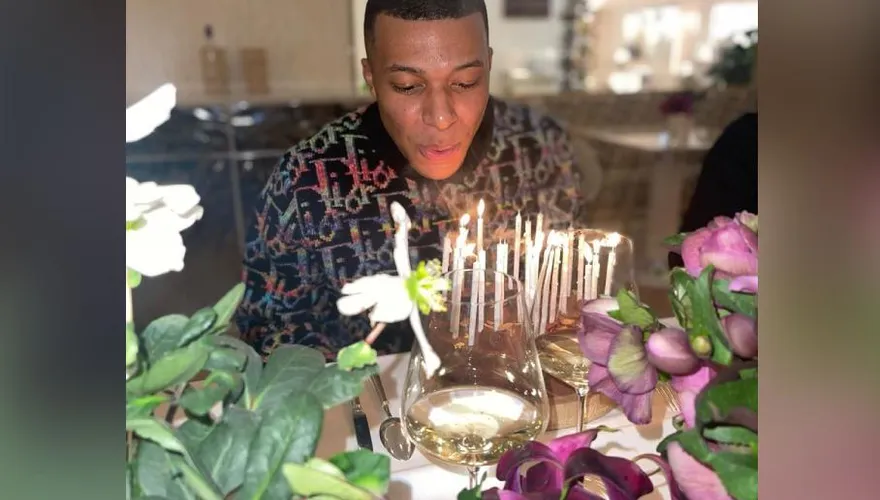 姆巴佩24歲慶生　「嘟嘴吹蠟燭」　詹皇獻祝福：年輕的國王生日快樂