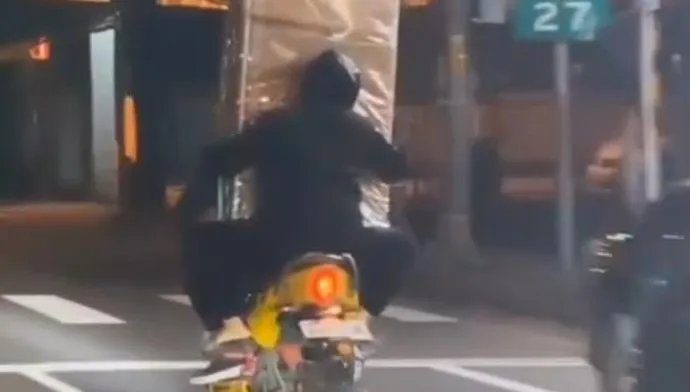 【影】微型電動二輪車使用極大化！這「箱神雙飛」玩法眾人驚呆　警方說得這樣罰